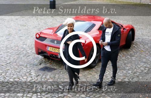 Zeist 3 november 2013
Eva Simons en vriend Sidney Samson komen aan bij slot Zeist in hun ferrari.