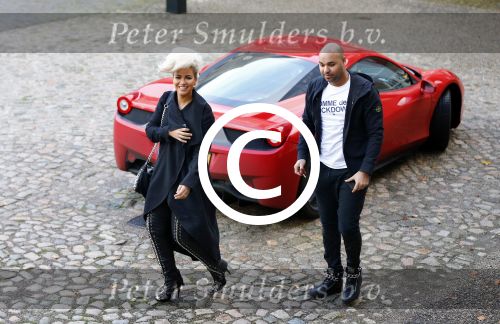 Zeist 3 november 2013
Eva Simons en vriend Sidney Samson komen aan bij slot Zeist in hun ferrari.