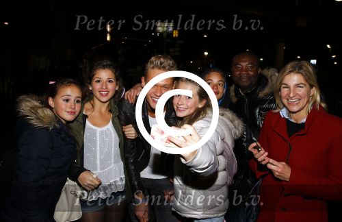 Amsterdam 10 november 2013
Diverse feestje rondom de MTV awards op diverse plaatsen in Amsterdam.
Ferry Doedens met heel veel fans