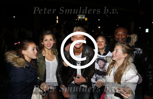 Amsterdam 10 november 2013
Diverse feestje rondom de MTV awards op diverse plaatsen in Amsterdam.
Ferry Doedens met heel veel fans