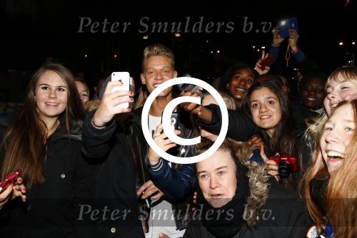 Amsterdam 10 november 2013
Diverse feestje rondom de MTV awards op diverse plaatsen in Amsterdam.
Ferry Doedens met heel veel fans