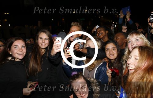 Amsterdam 10 november 2013
Diverse feestje rondom de MTV awards op diverse plaatsen in Amsterdam.
Ferry Doedens met heel veel fans