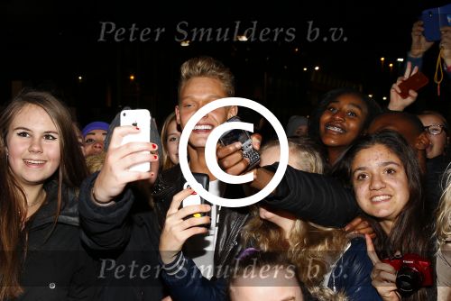 Amsterdam 10 november 2013
Diverse feestje rondom de MTV awards op diverse plaatsen in Amsterdam.
Ferry Doedens met heel veel fans