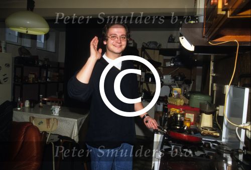 Guus Meeuwis als student, kokend in de keuken