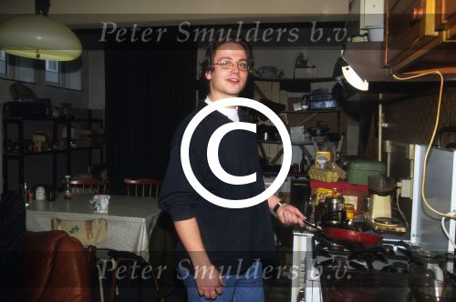 Guus Meeuwis als student, kokend in de keuken