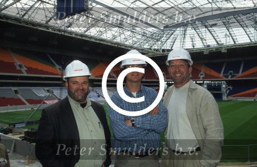 Guus Meeuwis met de Deurzakkers Willem v Schijndel en Clemens v Bragt in en voor de AJAX Arena