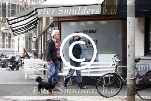 Amsterdam 18 oktober 2013
Hans Teeuwen met Theodor Holman op straat