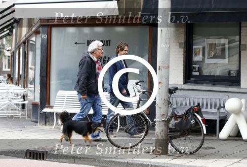 Amsterdam 18 oktober 2013
Hans Teeuwen met Theodor Holman op straat