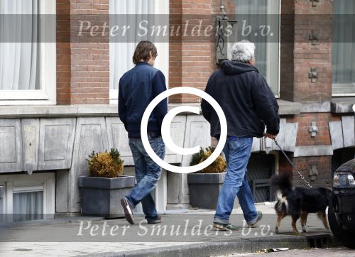 Amsterdam 18 oktober 2013
Hans Teeuwen met Theodor Holman op straat