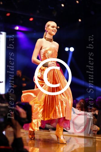 Hilversum 21 oktober 2013
Anouk Smulders presenteert de finale van Hollands next top model HNTM in studio 21 . de finalisten zijn Bo Anke Nikki en Delorian. Nikki wordt uiteindelijk HNTM.