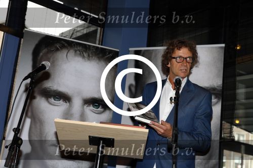 Amsterdam 18 oktober 2013
Presentatie boek Dennis Bergkamp. Johan Cruijff neemt het eerste boek in ontvangst. Schrijver Jaap Visser