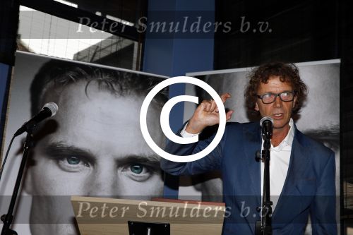 Amsterdam 18 oktober 2013
Presentatie boek Dennis Bergkamp. Johan Cruijff neemt het eerste boek in ontvangst. Schrijver Jaap Visser