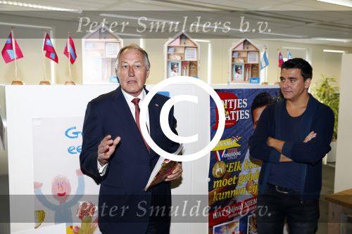 Amsterdam 30 oktober 2013
Jan Smit krijgt uit handen van de Hr Jan v d Broek de ditjes en datjes award en een cheque voor SOS kinderdorpen.