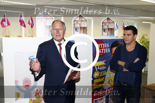 Amsterdam 30 oktober 2013
Jan Smit krijgt uit handen van de Hr Jan v d Broek de ditjes en datjes award en een cheque voor SOS kinderdorpen.
