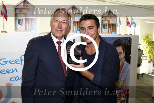 Amsterdam 30 oktober 2013
Jan Smit krijgt uit handen van de Hr Jan v d Broek de ditjes en datjes award en een cheque voor SOS kinderdorpen.