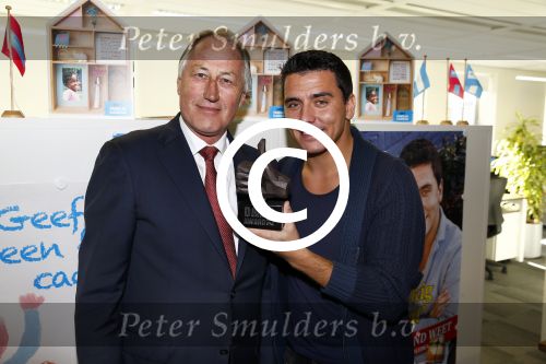 Amsterdam 30 oktober 2013
Jan Smit krijgt uit handen van de Hr Jan v d Broek de ditjes en datjes award en een cheque voor SOS kinderdorpen.