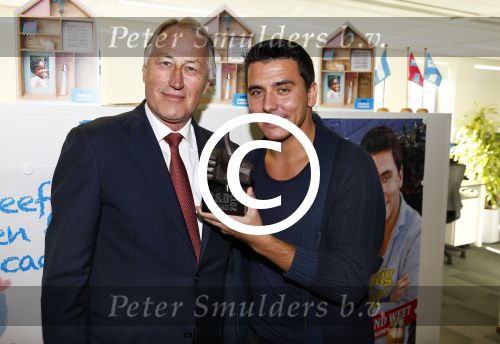 Amsterdam 30 oktober 2013
Jan Smit krijgt uit handen van de Hr Jan v d Broek de ditjes en datjes award en een cheque voor SOS kinderdorpen.
