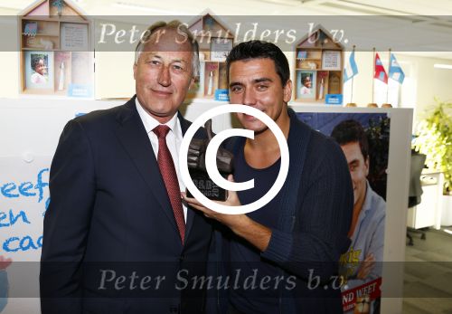 Amsterdam 30 oktober 2013
Jan Smit krijgt uit handen van de Hr Jan v d Broek de ditjes en datjes award en een cheque voor SOS kinderdorpen.