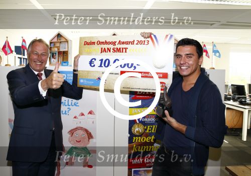 Amsterdam 30 oktober 2013
Jan Smit krijgt uit handen van de Hr Jan v d Broek de ditjes en datjes award en een cheque voor SOS kinderdorpen.