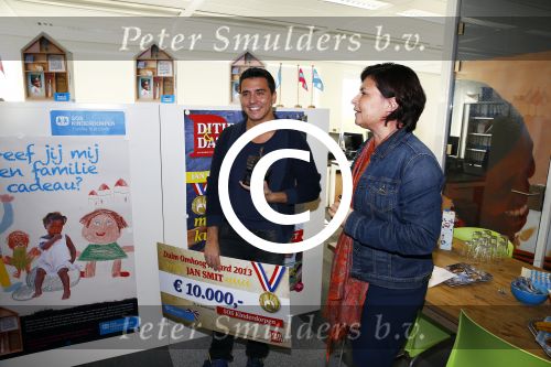Amsterdam 30 oktober 2013
Jan Smit krijgt uit handen van de Hr Jan v d Broek de ditjes en datjes award en een cheque voor SOS kinderdorpen.