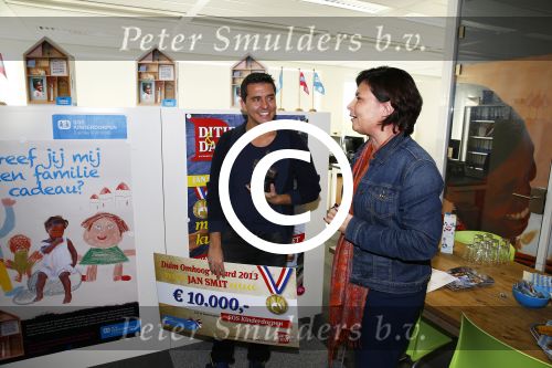 Amsterdam 30 oktober 2013
Jan Smit krijgt uit handen van de Hr Jan v d Broek de ditjes en datjes award en een cheque voor SOS kinderdorpen.