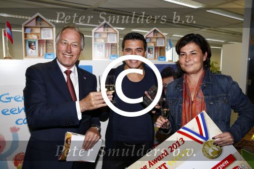 Amsterdam 30 oktober 2013
Jan Smit krijgt uit handen van de Hr Jan v d Broek de ditjes en datjes award en een cheque voor SOS kinderdorpen.