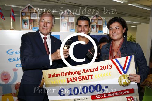 Amsterdam 30 oktober 2013
Jan Smit krijgt uit handen van de Hr Jan v d Broek de ditjes en datjes award en een cheque voor SOS kinderdorpen.