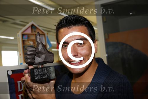 Amsterdam 30 oktober 2013
Jan Smit krijgt uit handen van de Hr Jan v d Broek de ditjes en datjes award en een cheque voor SOS kinderdorpen.