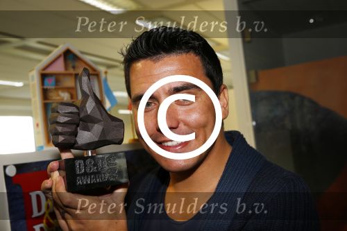 Amsterdam 30 oktober 2013
Jan Smit krijgt uit handen van de Hr Jan v d Broek de ditjes en datjes award en een cheque voor SOS kinderdorpen.