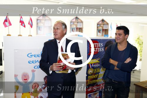 Amsterdam 30 oktober 2013
Jan Smit krijgt uit handen van de Hr Jan v d Broek de ditjes en datjes award en een cheque voor SOS kinderdorpen.