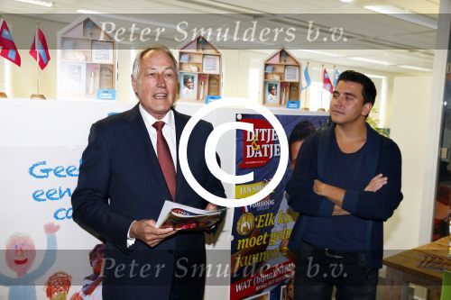 Amsterdam 30 oktober 2013
Jan Smit krijgt uit handen van de Hr Jan v d Broek de ditjes en datjes award en een cheque voor SOS kinderdorpen.