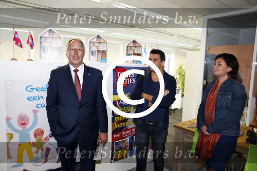 Amsterdam 30 oktober 2013
Jan Smit krijgt uit handen van de Hr Jan v d Broek de ditjes en datjes award en een cheque voor SOS kinderdorpen.