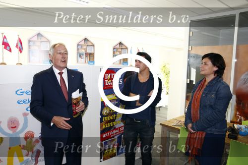Amsterdam 30 oktober 2013
Jan Smit krijgt uit handen van de Hr Jan v d Broek de ditjes en datjes award en een cheque voor SOS kinderdorpen.