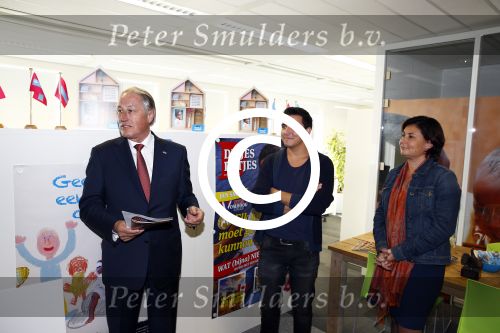 Amsterdam 30 oktober 2013
Jan Smit krijgt uit handen van de Hr Jan v d Broek de ditjes en datjes award en een cheque voor SOS kinderdorpen.