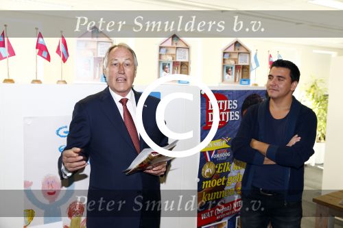Amsterdam 30 oktober 2013
Jan Smit krijgt uit handen van de Hr Jan v d Broek de ditjes en datjes award en een cheque voor SOS kinderdorpen.