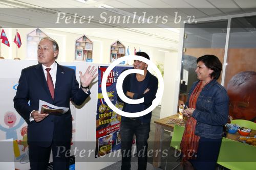 Amsterdam 30 oktober 2013
Jan Smit krijgt uit handen van de Hr Jan v d Broek de ditjes en datjes award en een cheque voor SOS kinderdorpen.