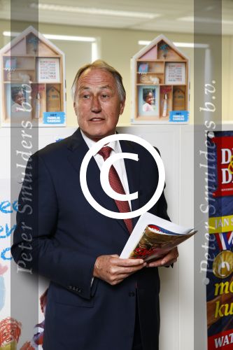Amsterdam 30 oktober 2013
Jan Smit krijgt uit handen van de Hr Jan v d Broek de ditjes en datjes award en een cheque voor SOS kinderdorpen.