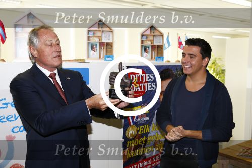 Amsterdam 30 oktober 2013
Jan Smit krijgt uit handen van de Hr Jan v d Broek de ditjes en datjes award en een cheque voor SOS kinderdorpen.