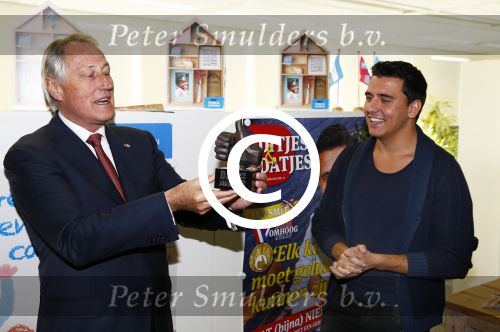 Amsterdam 30 oktober 2013
Jan Smit krijgt uit handen van de Hr Jan v d Broek de ditjes en datjes award en een cheque voor SOS kinderdorpen.