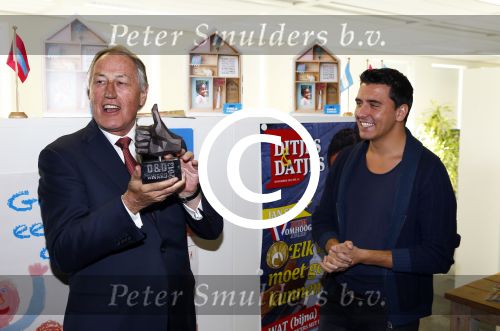 Amsterdam 30 oktober 2013
Jan Smit krijgt uit handen van de Hr Jan v d Broek de ditjes en datjes award en een cheque voor SOS kinderdorpen.