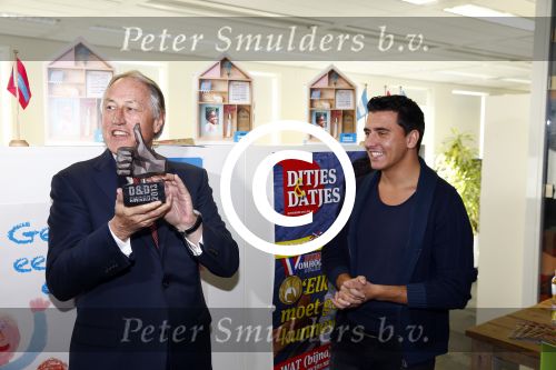 Amsterdam 30 oktober 2013
Jan Smit krijgt uit handen van de Hr Jan v d Broek de ditjes en datjes award en een cheque voor SOS kinderdorpen.