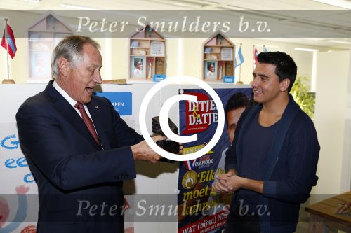 Amsterdam 30 oktober 2013
Jan Smit krijgt uit handen van de Hr Jan v d Broek de ditjes en datjes award en een cheque voor SOS kinderdorpen.