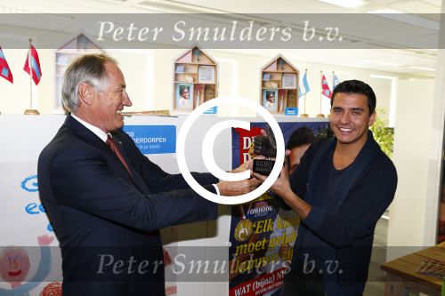 Amsterdam 30 oktober 2013
Jan Smit krijgt uit handen van de Hr Jan v d Broek de ditjes en datjes award en een cheque voor SOS kinderdorpen.