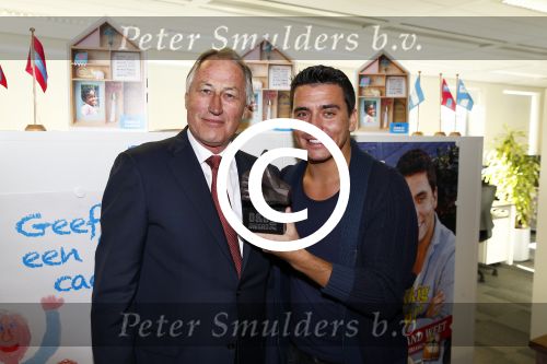 Amsterdam 30 oktober 2013
Jan Smit krijgt uit handen van de Hr Jan v d Broek de ditjes en datjes award en een cheque voor SOS kinderdorpen.