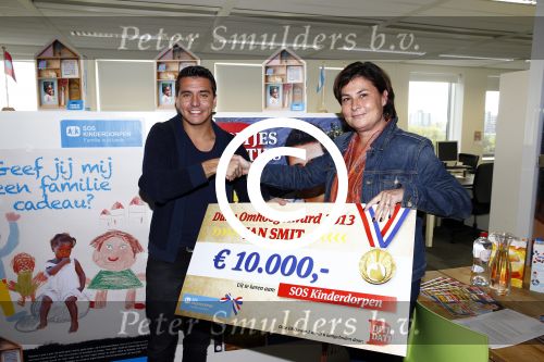 Amsterdam 30 oktober 2013
Jan Smit krijgt uit handen van de Hr Jan v d Broek de ditjes en datjes award en een cheque voor SOS kinderdorpen.
