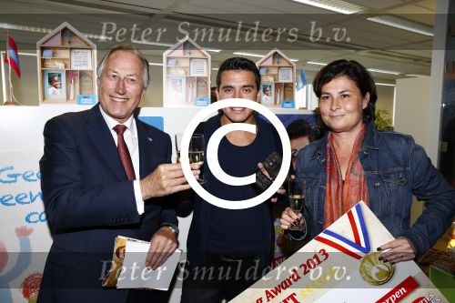 Amsterdam 30 oktober 2013
Jan Smit krijgt uit handen van de Hr Jan v d Broek de ditjes en datjes award en een cheque voor SOS kinderdorpen.