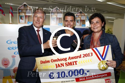 Amsterdam 30 oktober 2013
Jan Smit krijgt uit handen van de Hr Jan v d Broek de ditjes en datjes award en een cheque voor SOS kinderdorpen.