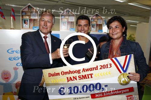 Amsterdam 30 oktober 2013
Jan Smit krijgt uit handen van de Hr Jan v d Broek de ditjes en datjes award en een cheque voor SOS kinderdorpen.