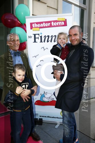 Den Haag 30 oktober 2013
Premiere Mr Finney in diligentia. Prinses Laurentien komt samen met haar kinderen Leonore Eloise en Claus Casimir. jeroen v Koningsbrugge met kinderen