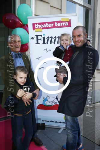 Den Haag 30 oktober 2013
Premiere Mr Finney in diligentia. Prinses Laurentien komt samen met haar kinderen Leonore Eloise en Claus Casimir. jeroen v Koningsbrugge met kinderen